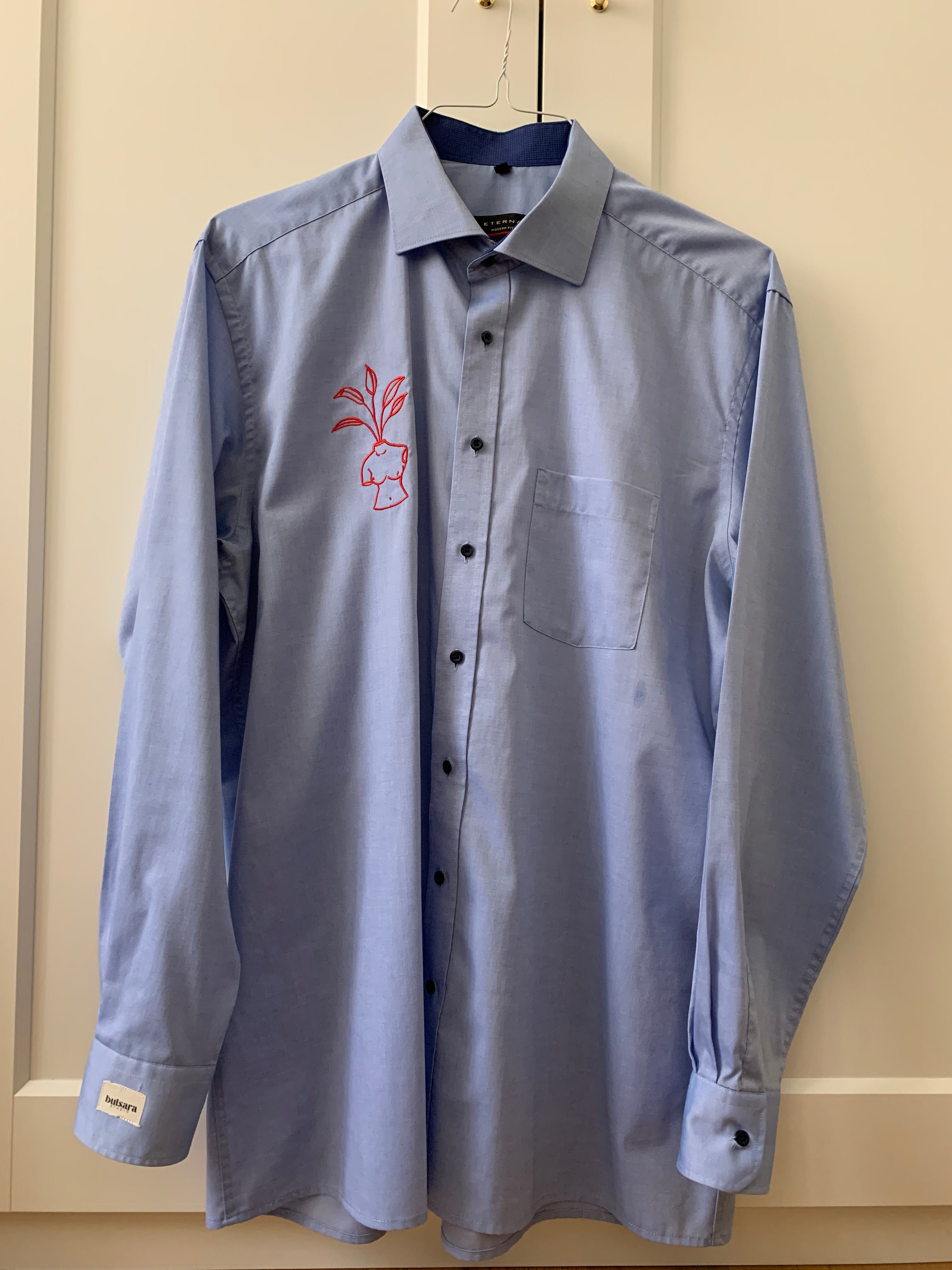 Red vase | Oversize blue cotton Shirt